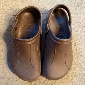 Komodo Brown Slip-On Clogs / Crocs